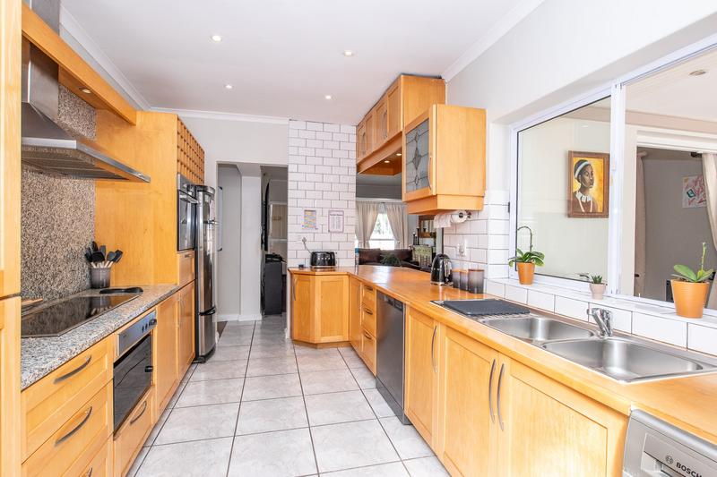 5 Bedroom Property for Sale in Meadowridge Western Cape